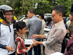 Wako Edi dan Daud Yordan Berbagi Takjil di Bundaran Digulis