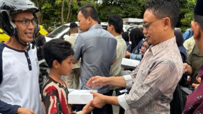 Wako Edi dan Daud Yordan Berbagi Takjil di Bundaran Digulis